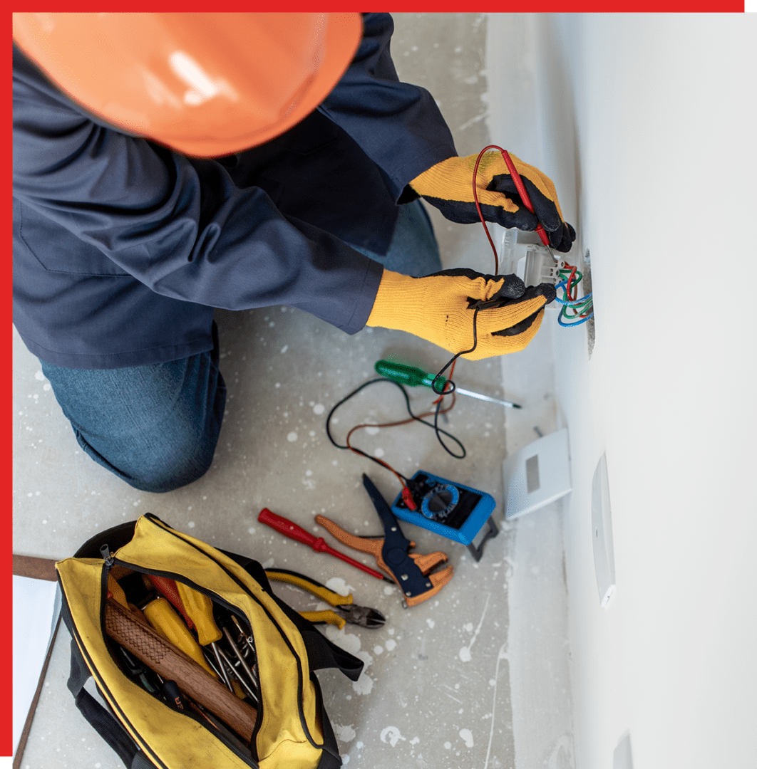 A residential master electrician working in Jacksonville, FL